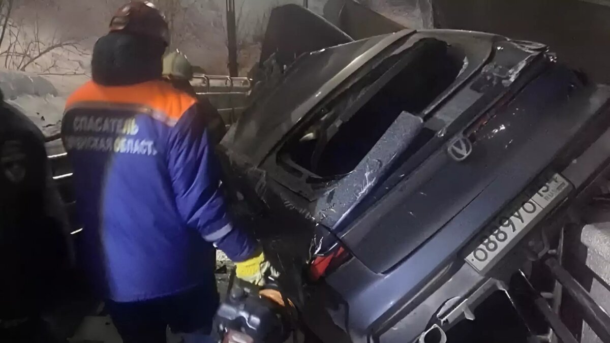     Спасателям пришлось вырезать тело погибшего в ДТП на набережной Тюмени. Сообщается, что сотрудники МЧС совместно с пожарными применили гидравлический аварийно-спасательный инструмент.