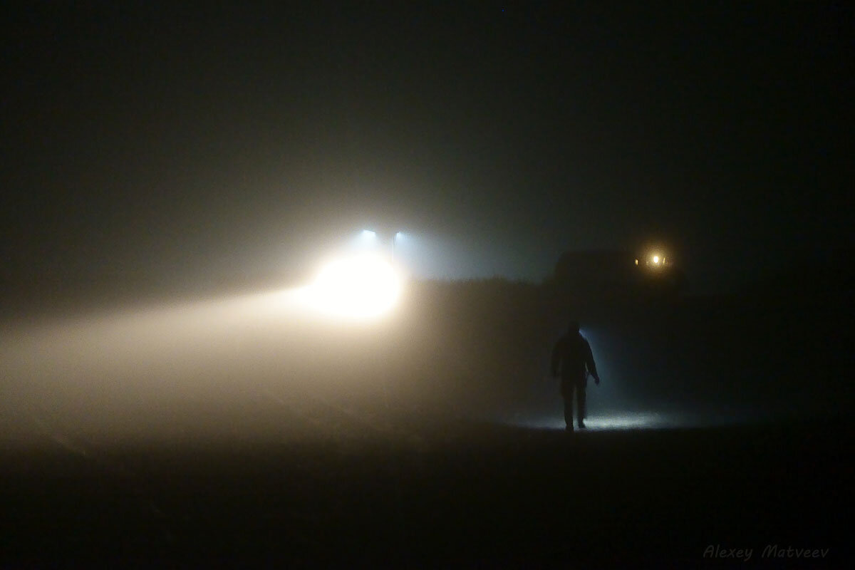 Туманная и одновременно ветреная ночь на берегу Тихого океана. Океан в ночи выл и свистел как взлетающий Боинг.