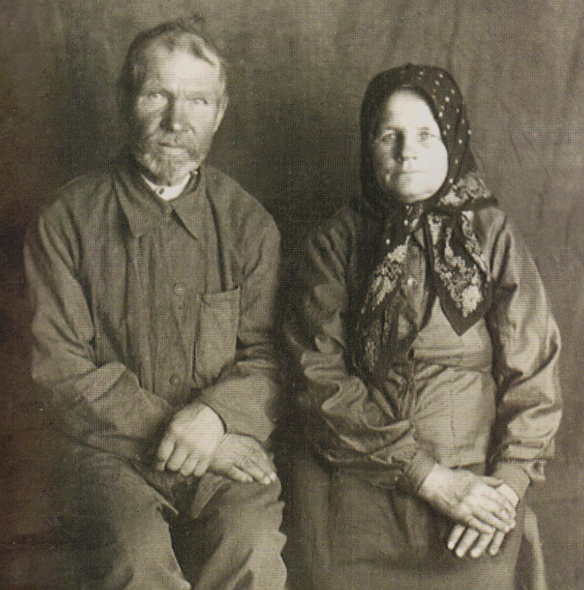 Мать, Александра Фроловна Калашникова, в девичестве Каверина (1884–1957), дочь священника. Отец Тимофей Александрович Калашников (1883–1930) — крестьянский сын. https://ar.culture.ru/ru/subject/mat-i-otchim