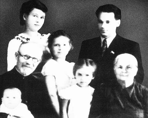 Семья М. Т. Калашникова: супруга Екатерина Викторовна, дочери, мать и отчим. 1953–1954. / Фото: www.izdania.unatlib.ru