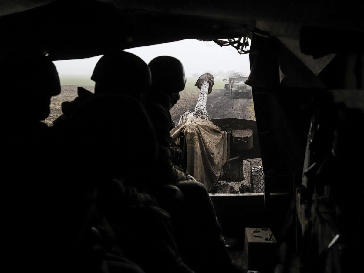    Украинские военные перевозят технику© AP Photo / Evgeniy Maloletka