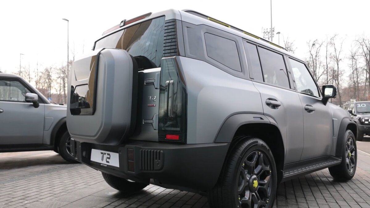 Jetour T2 удивляет квадратным кожухом для круглой запаски