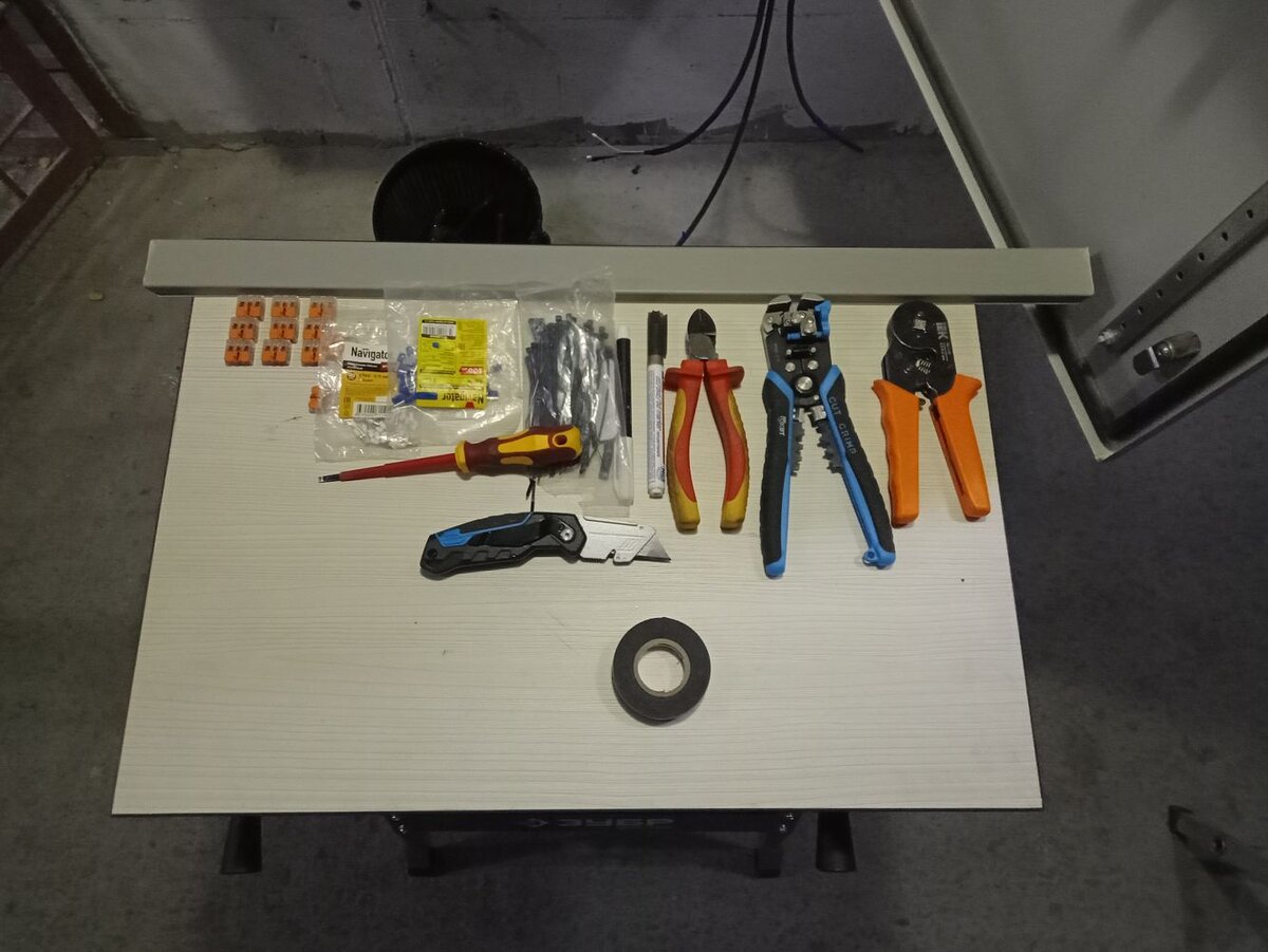 Нада сверху ещё магнитную тарелку присобачить, для разной мелочёвки.