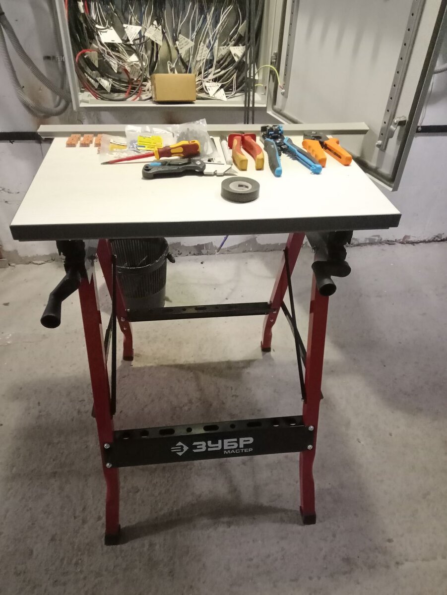 Ручки тисков снимать было лень. Да ви вроде не мешаются особо.