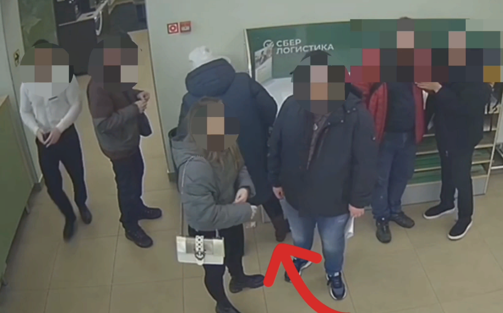 В Твери задержана подозреваемая в краже денег, упавших на пол в банке