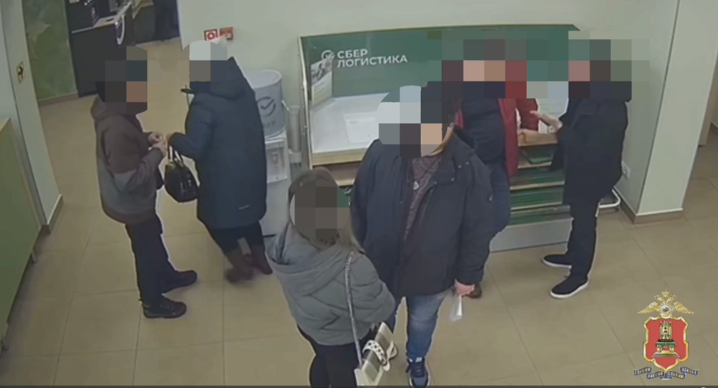 В Твери задержана подозреваемая в краже денег, упавших на пол в банке