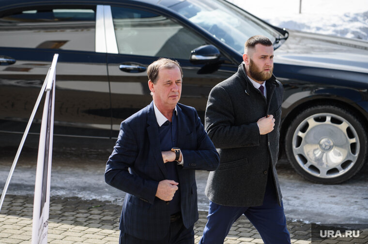    Бизнесмен Андрей Симановский («Сима-ленд»), установивший памятник Дуракову у «Екатеринбург Арены», полностью оплатил похороны хоккеиста Илья Московец © URA.RU