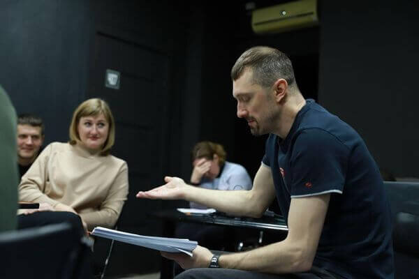    Актер Алексей Меженный (справа) с другими артистами готовится к постановке «Воскресения»