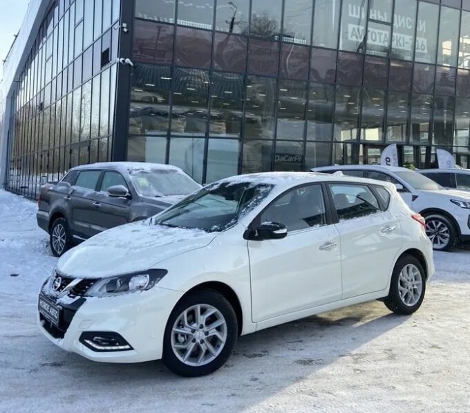 Nissan Tiida в России продавалась официально в первом и во втором поколении, продажи Nissan Tiida прекратились в России ещё в 2016 году. Ну а в 2022 году, как мы все знаем Nissan покинул Россию.