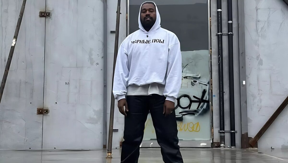     Рэпер Kanye West (Канье Уэст, на фото) и дизайнер Гоша Рубчинский представили коллекцию одежды под названием «Черные псы». Ее главной «фишкой» стали надписи, сделанные стилизованным «старославянским» шрифтом. Любой из элементов гардероба, входящий в коллекцию, можно купить за 20$.