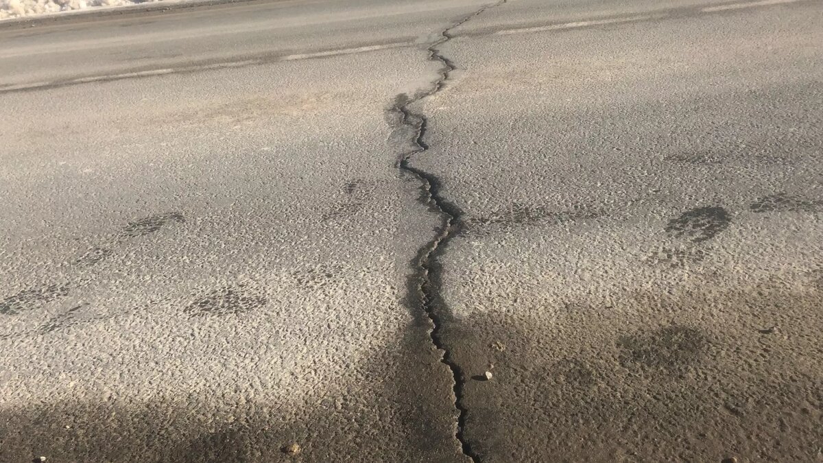     Фото еще одной потрескавшейся дороги, ведущей к дачным кооперативам, опубликовали в соцсети.