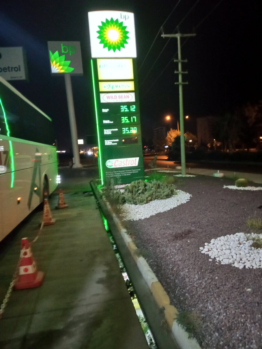 Обычная заправка, на которой можно курить и никого это не смущает 