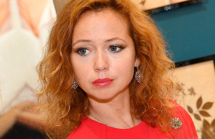 Елена Захарова родилась 2 ноября 1975 года