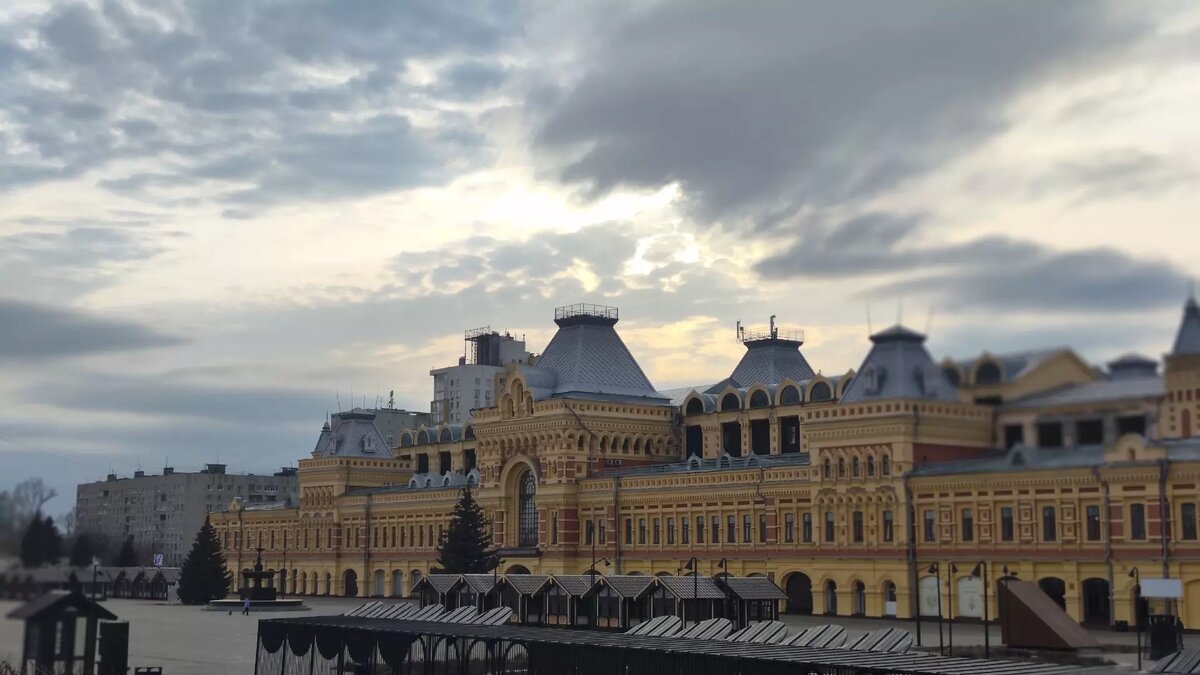     На возведение главного Ярмарочного дома в Нижнем Новгороде, построенного в 1890 году, было потрачено около 400 тысяч рублей. Об этом рассказал экскурсовод Иван Андреев. Ролик с его участием опубликован в Telegram-канале Нижегородской ярмарки.