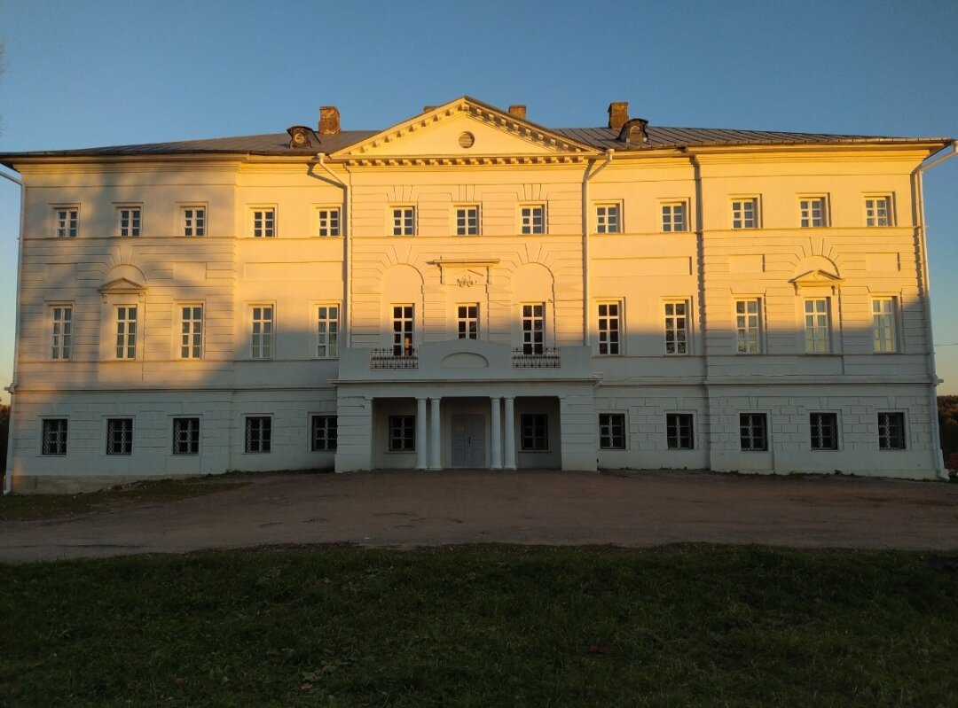 Парадный фасад. Недалеко от господского дома находились два ткацких корпуса, хозяйственные постройки, амбары каменные, деревянная господская баня, двухэтажный корпус для людей, каретный сарай, каменная конюшня, оранжерея, две теплицы. На реке Суходрев находилась мыларня, рядом с ней была сушильня. В пруду, что напротив западного фасада, разводили зеркальных карпов