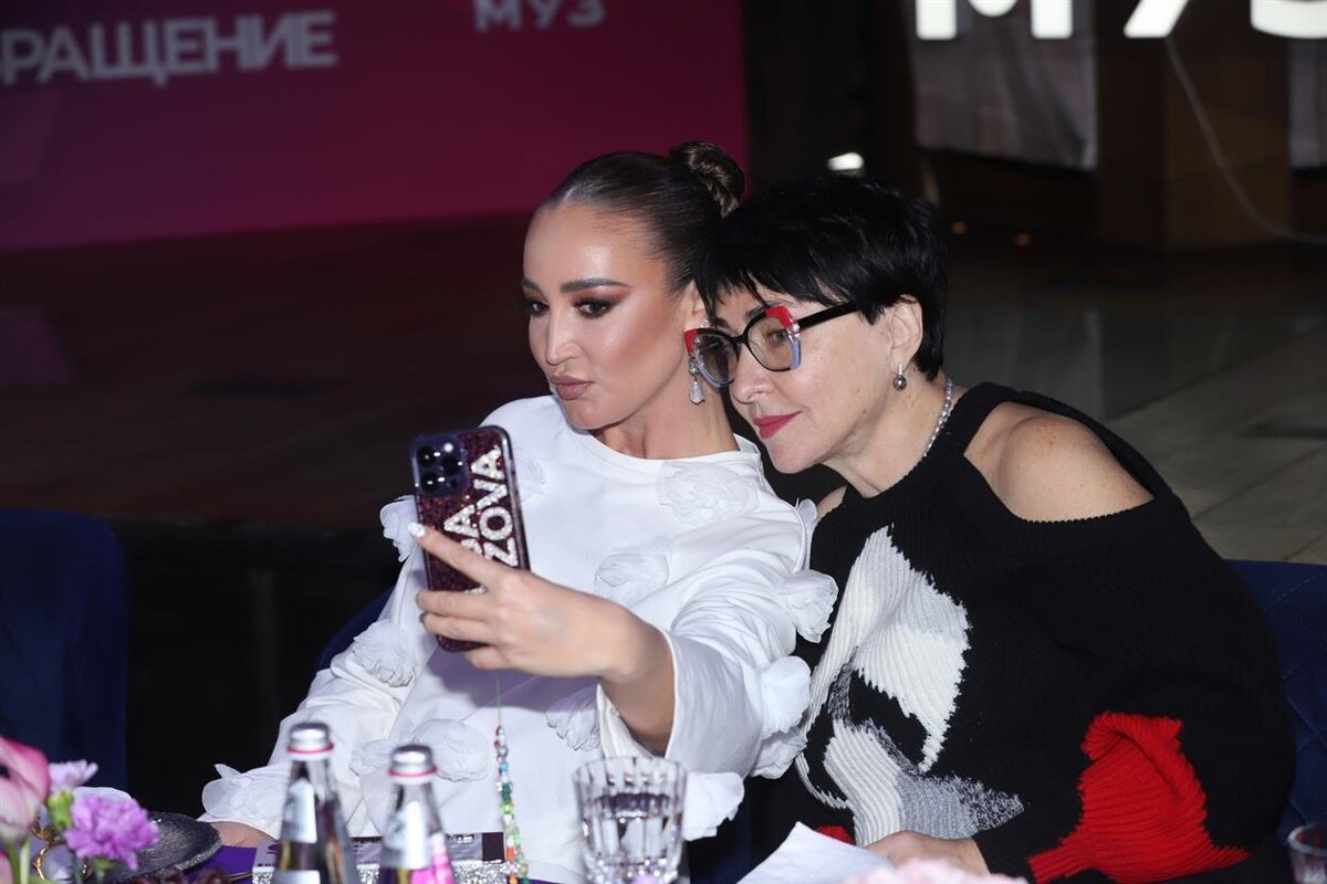 На пресс-завтраке рядом с Ольгой Бузовой