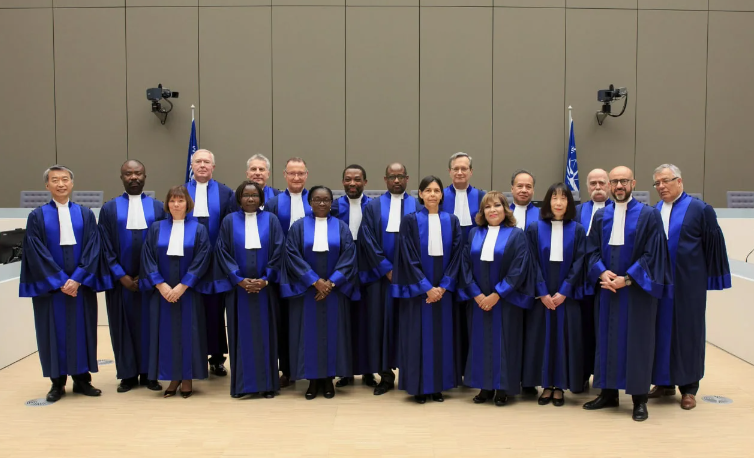 А судьи кто? На фото один из последних составов Гаагского суда (фото с сайта jfjustice.net)