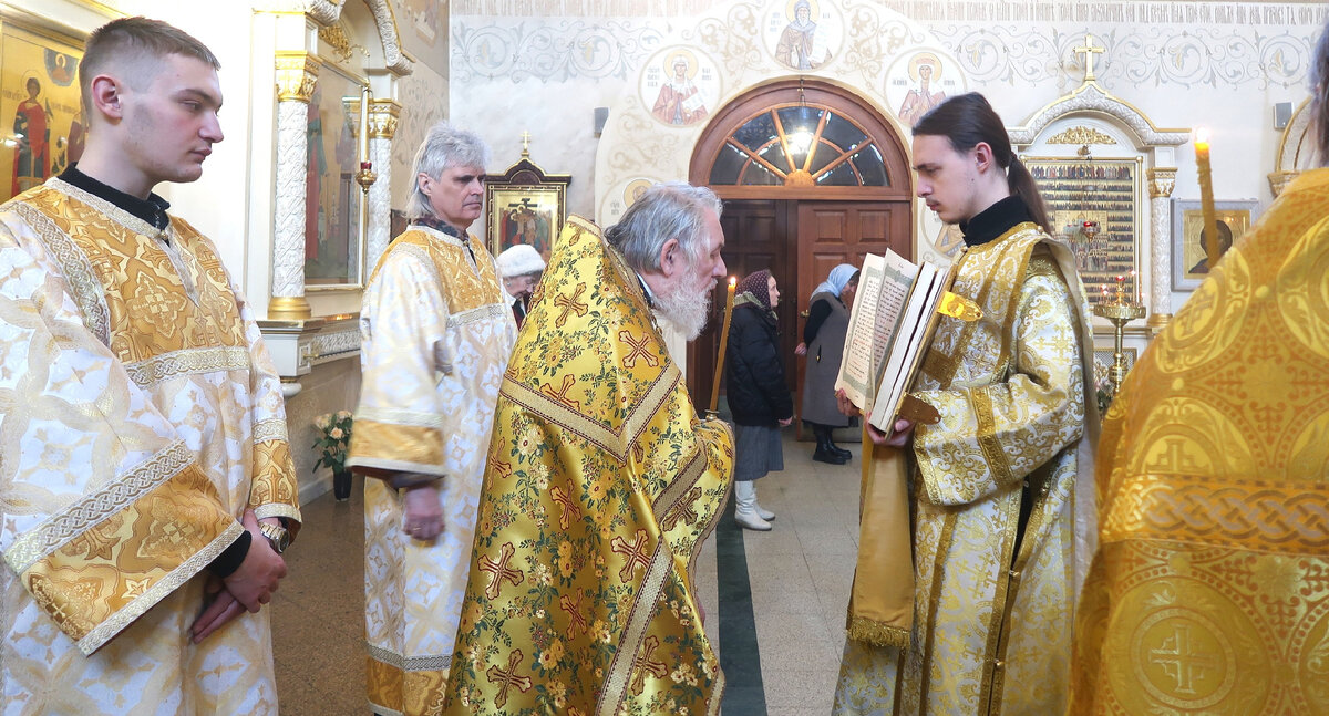 отец Александр Копяткевич читает Евангелие. Отец Николай держит Святую Книгу. За отцом Александром алтарники Сергий и Кирилл. Справа стоит отец Сергий.