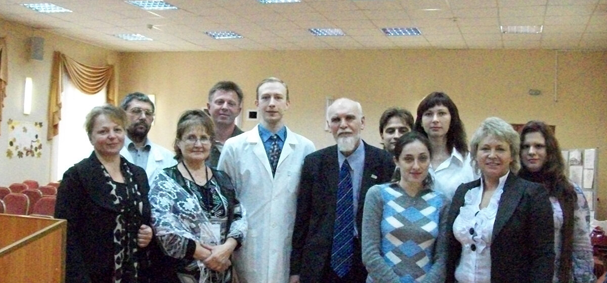Рис. 1. ПКБ №3. По завершении Психотерапевтической конференции — Клиническая психотерапия, 2010 г. С автором метода ТТСБ и нашим Учителем в психотерапии Марком Евгеньевичем Бурно, К.Е. Горелов