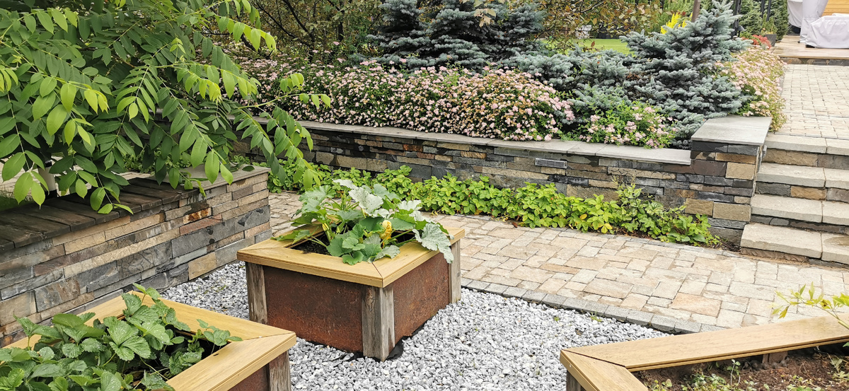 Спуск к декоративному огороду