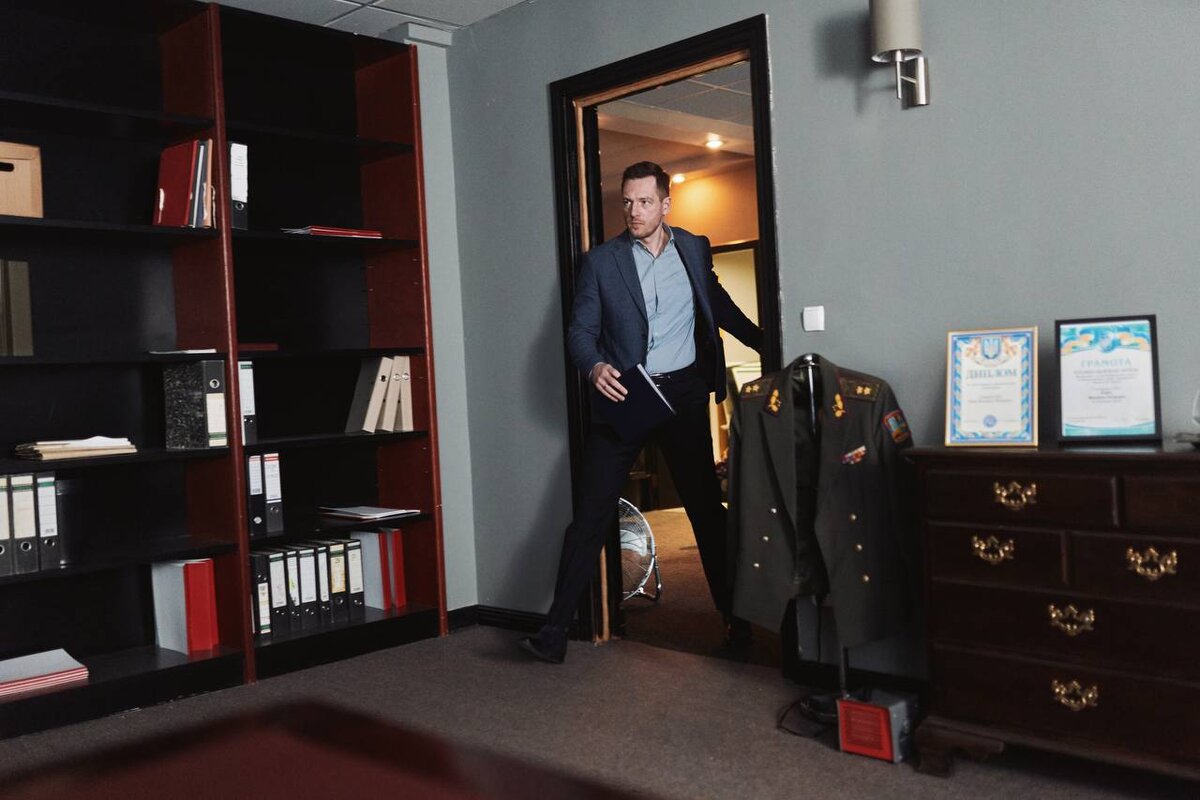 Олег Назаров в роли Игоря Мельника. Кадр из сериала «Переведи ее через Майдан»