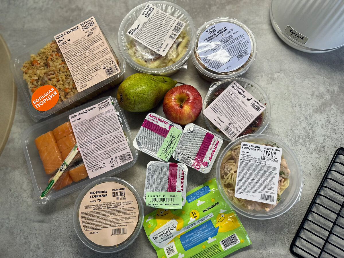 Пока мы с дочкой на занятии в бассейне, муж заходит во «Вкус Вилл» и покупает нам обед.