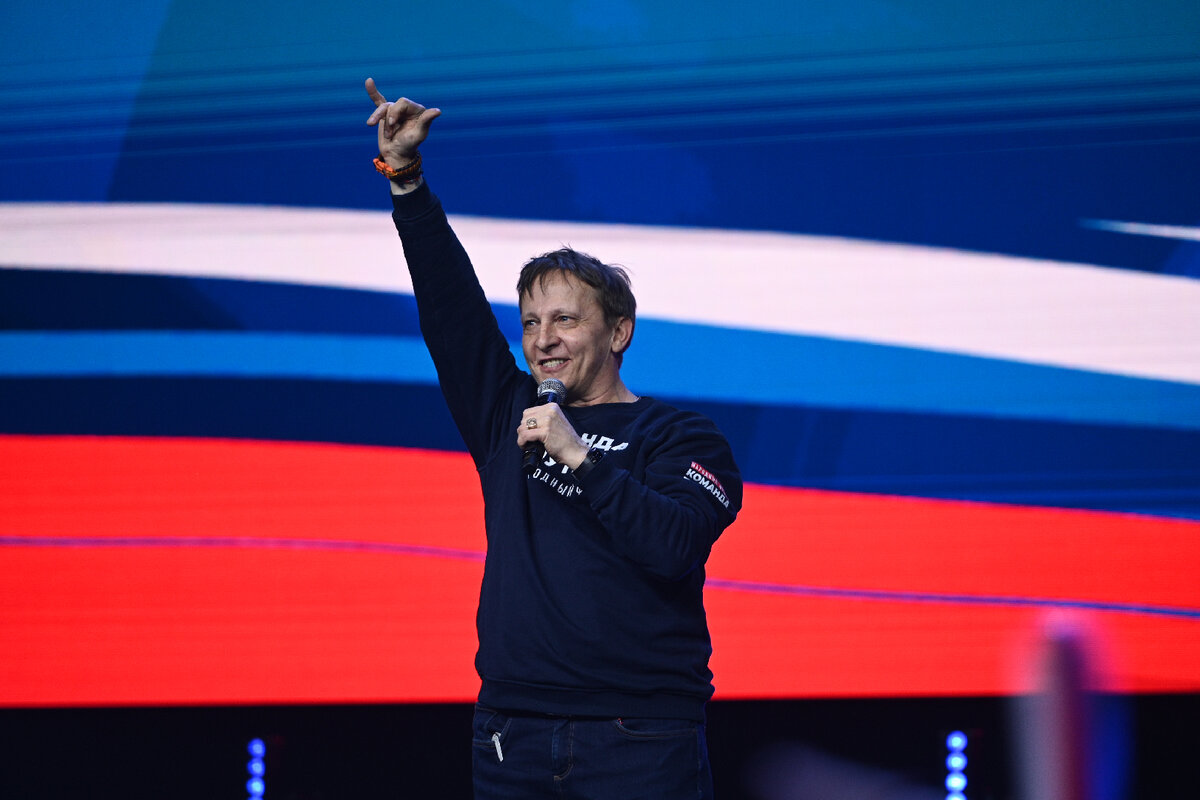 Охлобыстин во время выступления в Подольске. И мизинчик этак кокетливо