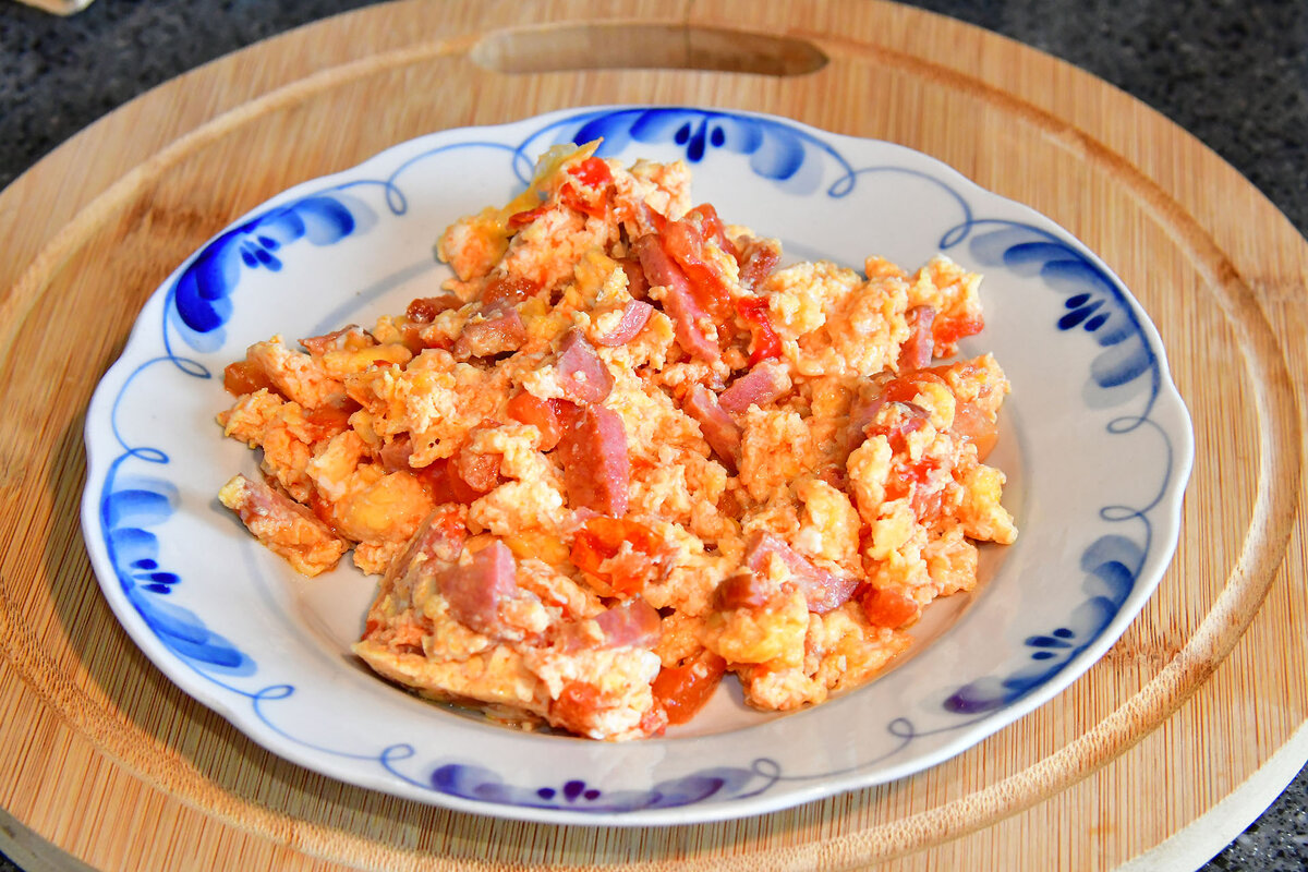 яичница с колбасой на сковороде