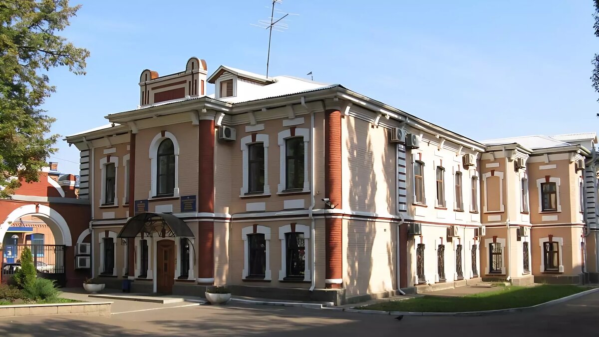     На заре 20 века дом принадлежал Карлу Фридриховичу Феку — крупному промышленнику немецкого происхождения.