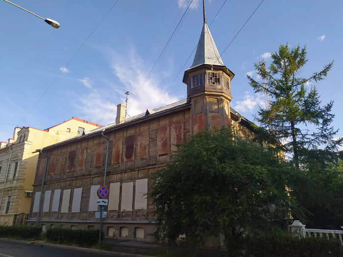 Законсервированный деревянный особняк 