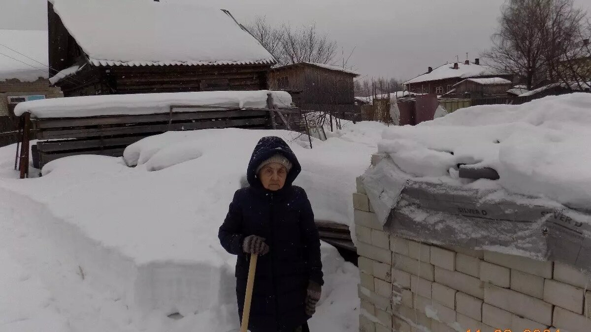     Резонансная история произошла в городе Макарьеве Костромской области, где местные чиновники в угоду знакомым мэра отняли землю у слепой 85-летней старушки, чтобы пустить под ее окном канализационную реку. А назначенную судом «компенсацию за неудобства» пенсионерке платить не стали.