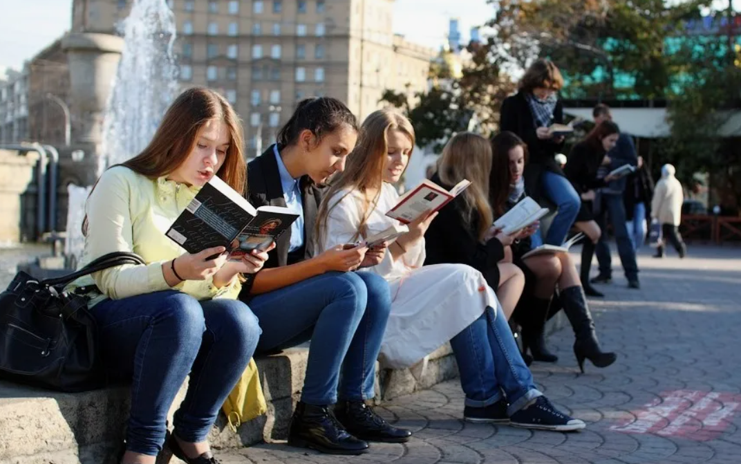 Что сейчас читают взрослые. Молодежь и книга. Студенты в библиотеке. Люди в библиотеке. Молодежь в библиотеке