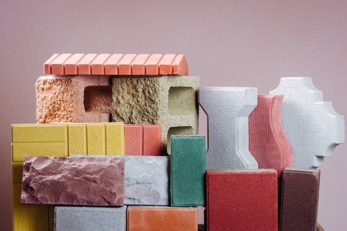 В производстве строительной керамики в основном используют туннельные печи непрерывного действия высушенные изделия на обжиговых вагонетках, передвигаясь по туннелям, постепенно нагреваются до температуры спекания в зоне сгорания топлива, а затем медленно охлаждаются встречным потоком воздуха.