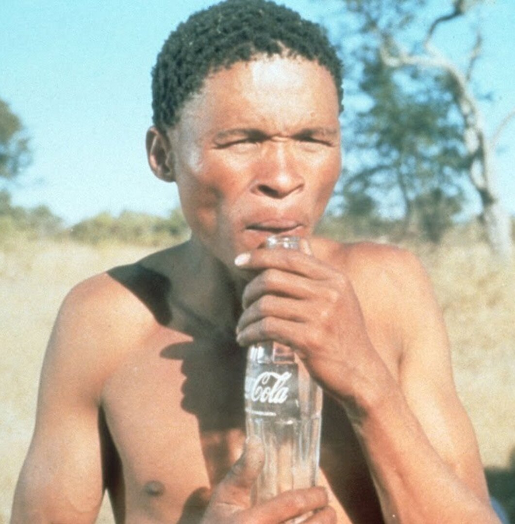 Актёр бушмен Нуксау Тома, Кадр из фильма «Наверное, боги сошли с ума»