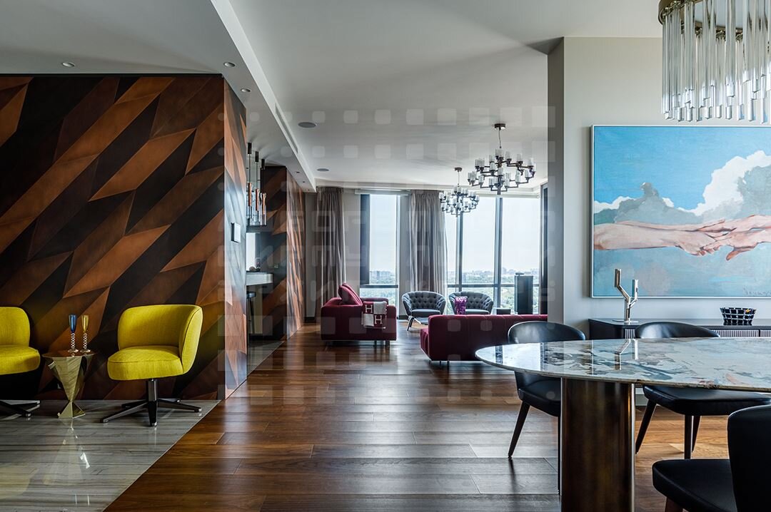 вид на столовую и гостиную из холла прихожей