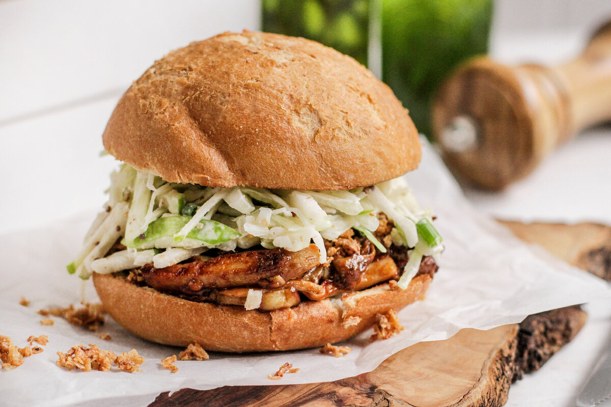 Веджи-бургер «Кудрявый Джо» с вешенками, капустой и соусом Барбекю