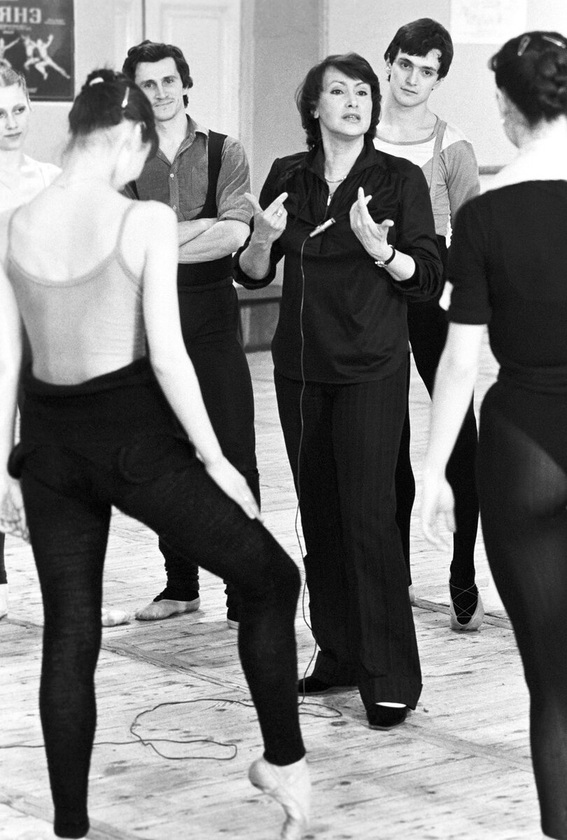    Наталья Касаткина с артистами балета, 1986 г. Фото Анатолия Морковкина /Фотохроника ТАСС/