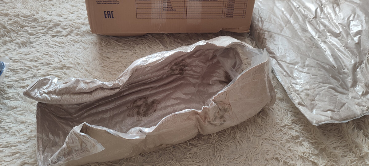 Вот это плоское нечто и есть подушка 😂