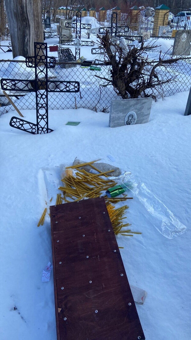    В Яранском районе неизвестные устроили погром на территории кладбища