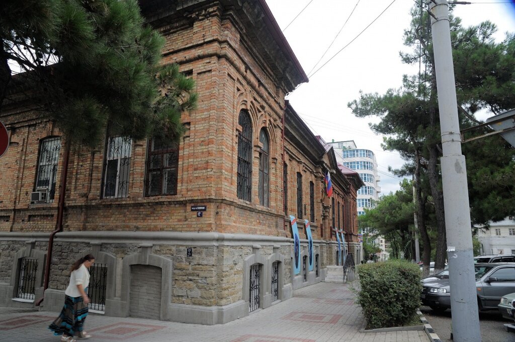 источник https://bloknot-novorossiysk.ru/news/zdaniya-dolgozhiteli-v-novorossiyske-910525