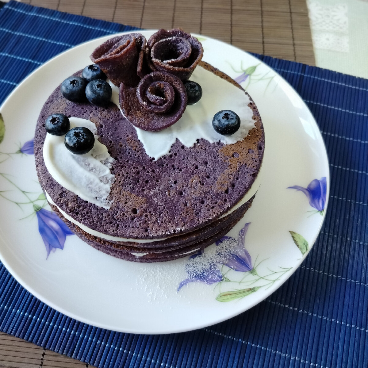 Черничный блинный торт  (голубика сверху просто для красоты)