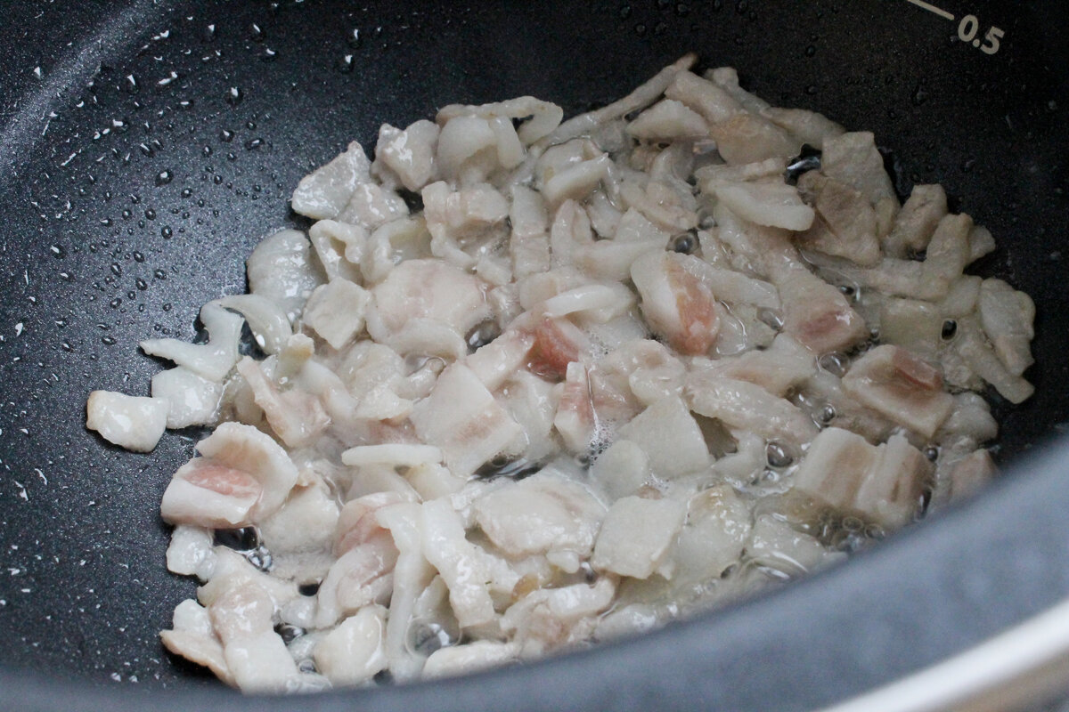 Жарим шкварки, на этом сале и будет готовиться борщ. На стадии окончания можно вытащить немного, чтобы потом с хлебом поесть.