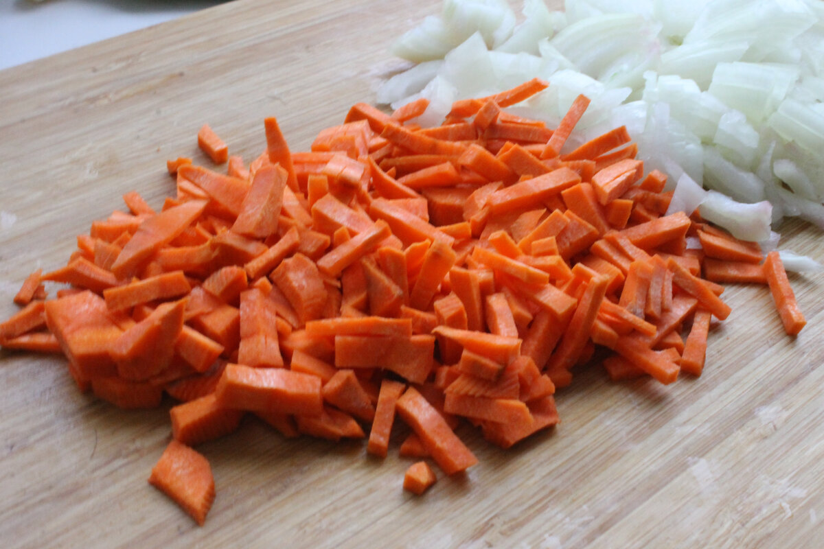 Лука и моркови много не бывает. Режем в любимом формате.