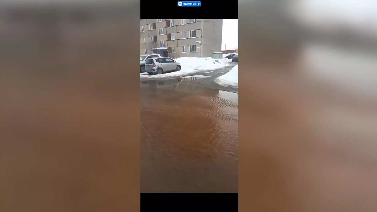     Ижевчане сообщают об изливе воды возле дома №43 на улице Камбарской.
