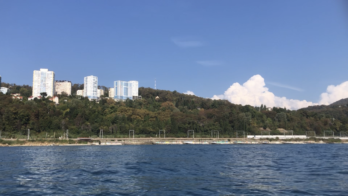 Сочи. Вид с моря на ЖК "Южное Море" на горе Благодатная (Хостинский район)