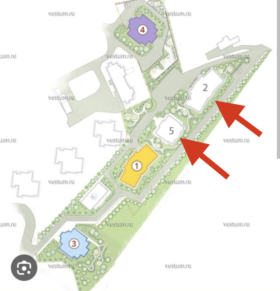 Первоначальный проект назывался "Пять Морей". Впоследствии возведение двух домов (указаны красной стрелкой) было запрещено из-за высокого риска оплзня и карстового провала