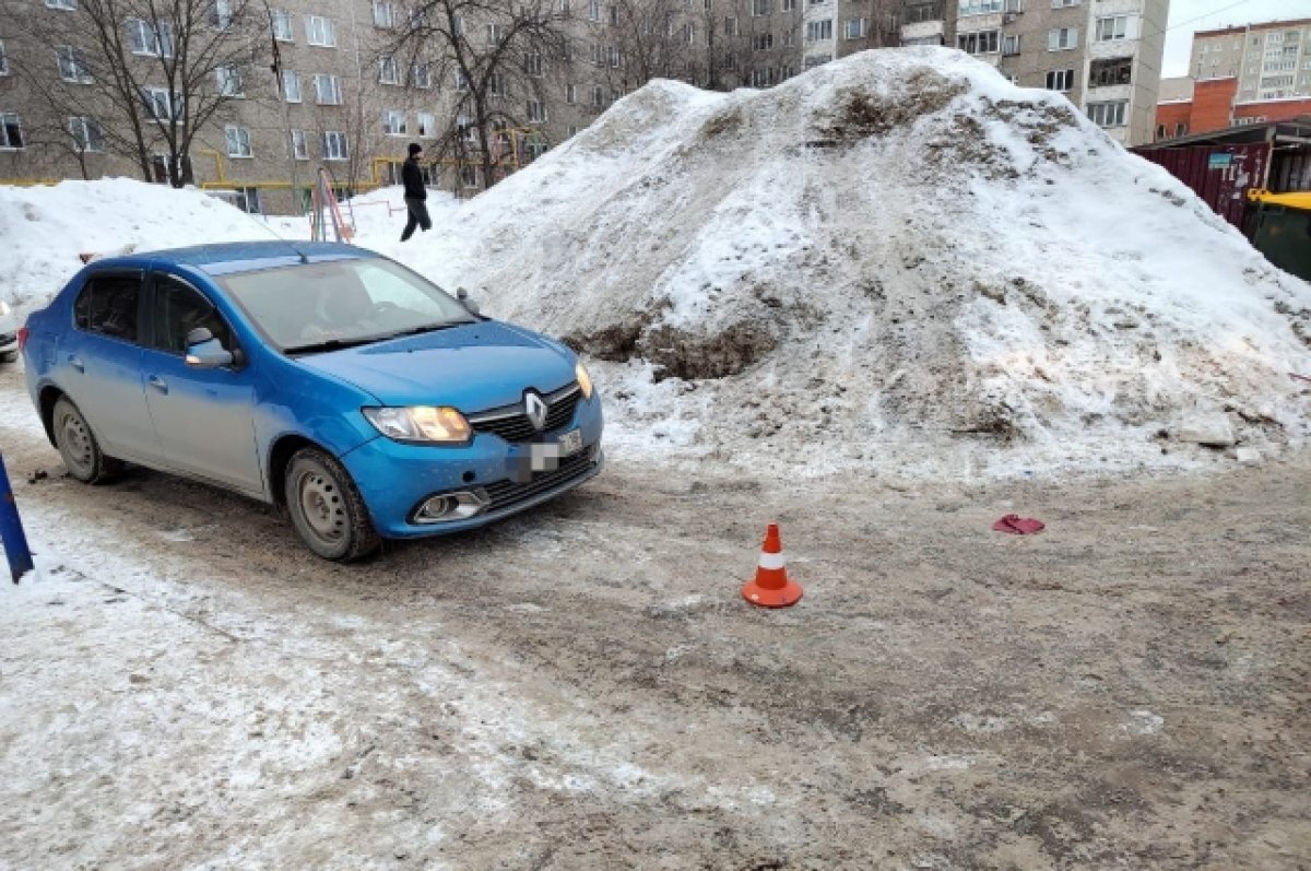    Ребёнок попал под машину и получил травмы. Его смотрели медики