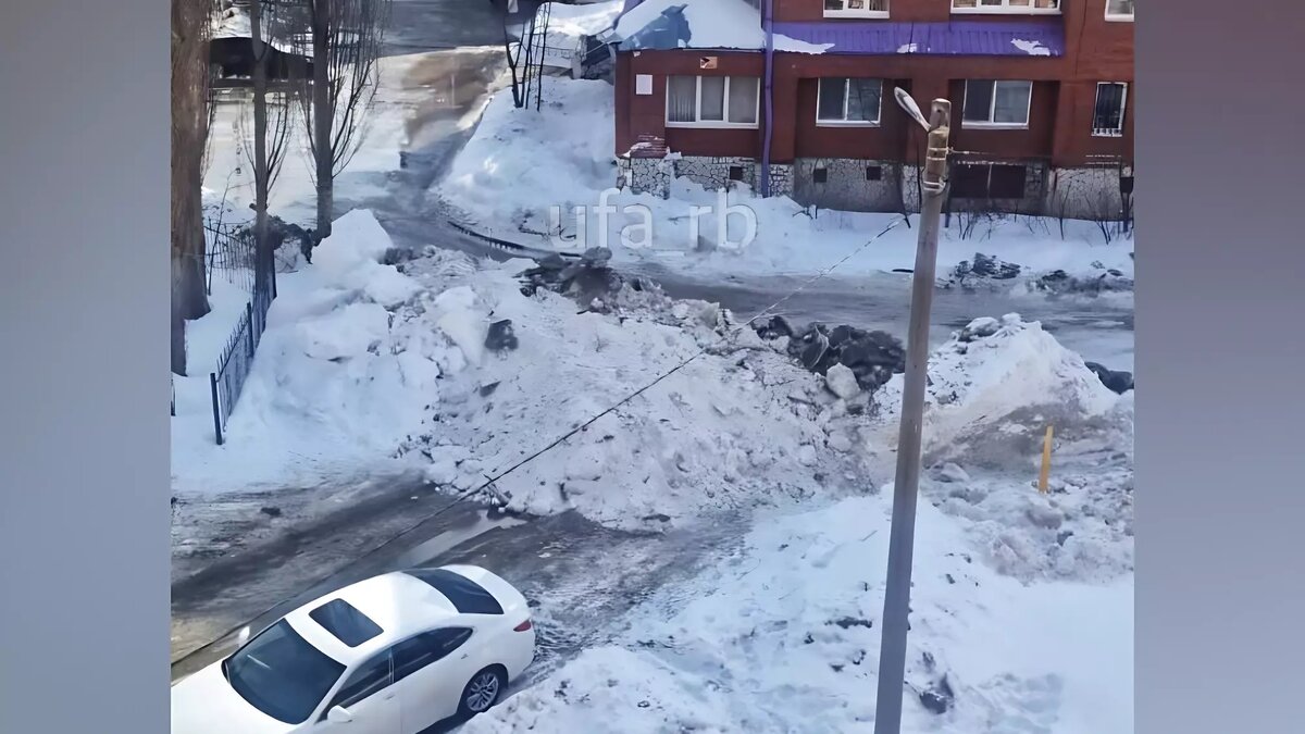     Людям приходится делать огромный крюк, чтобы проехать к дому.