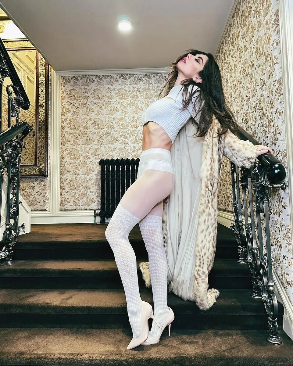  Самооценка этих селебрити всегда остаётся на высшем уровне. Они кайфуют от самих себя и не против разделить это чувство с поклонниками.-4