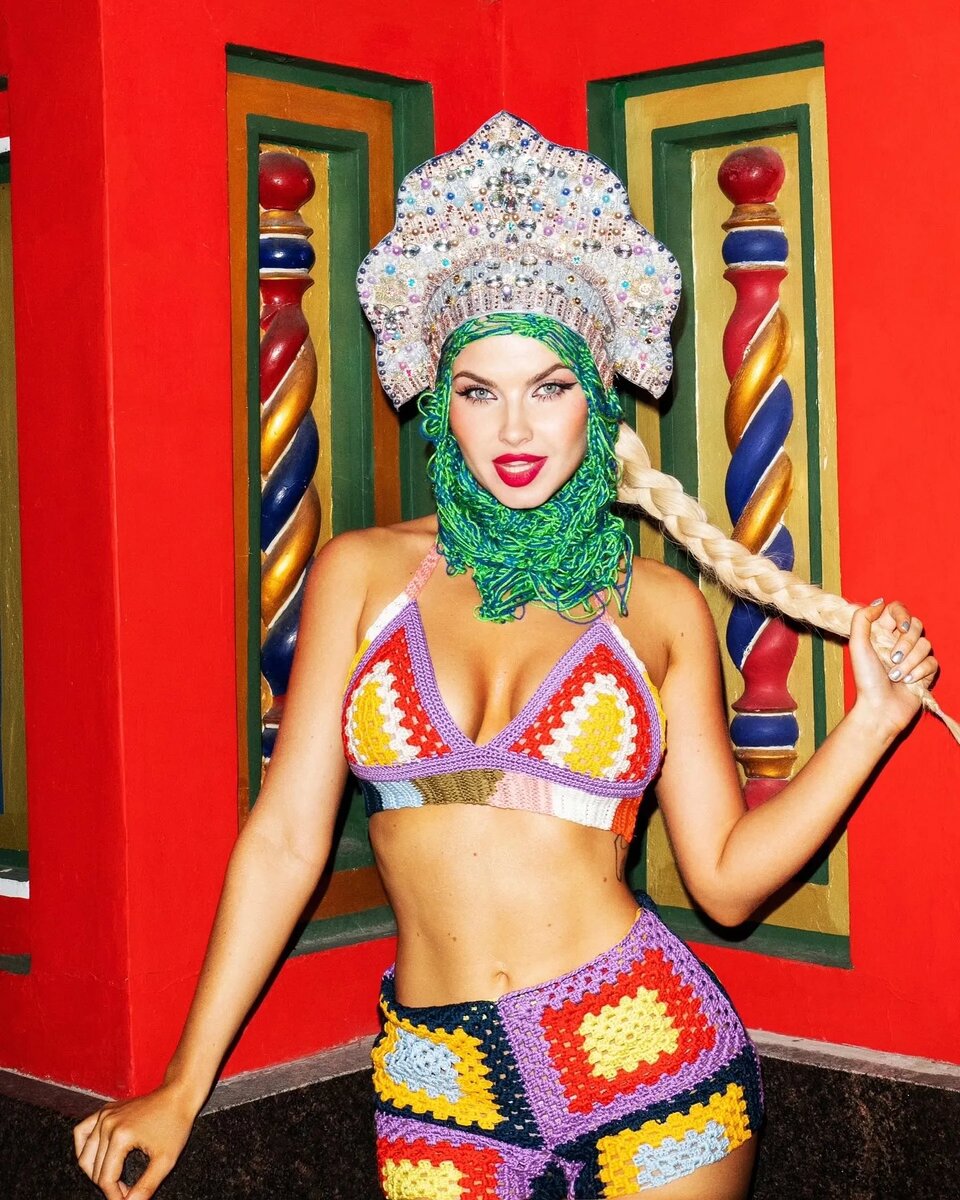  Самооценка этих селебрити всегда остаётся на высшем уровне. Они кайфуют от самих себя и не против разделить это чувство с поклонниками.-13